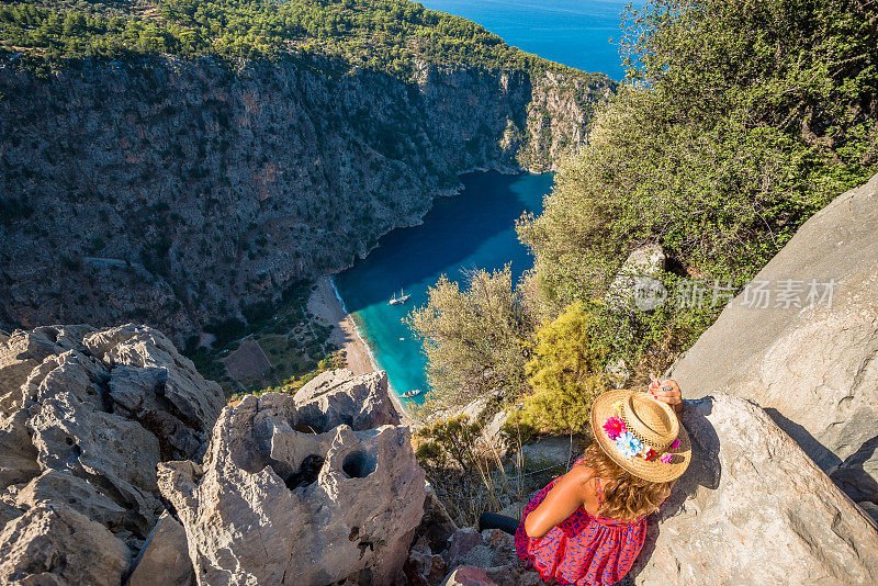 女人在顶端。来自Oludeniz的蝴蝶谷。Fethiye Mugla,土耳其。